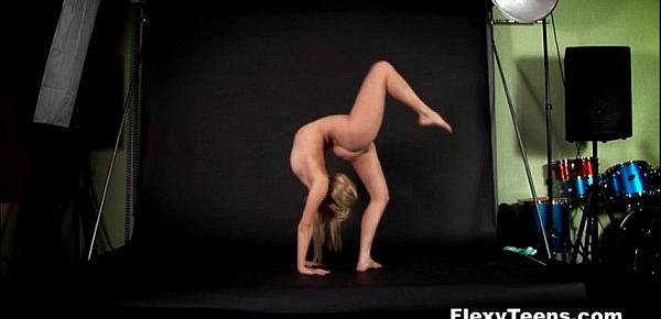  Flexible blondie shows naked gymnastics